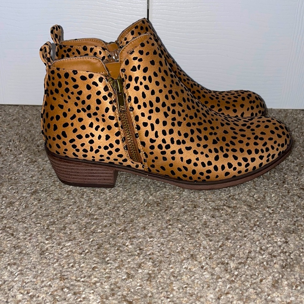 NWOT Leopard print booties